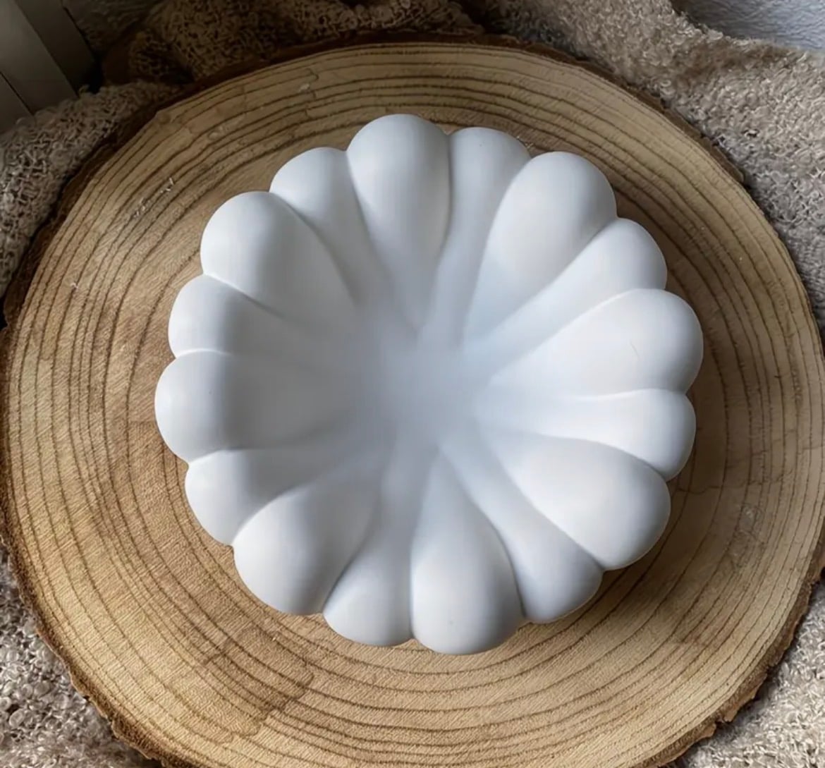 Plaster bloom bowl with rounded petals, top view