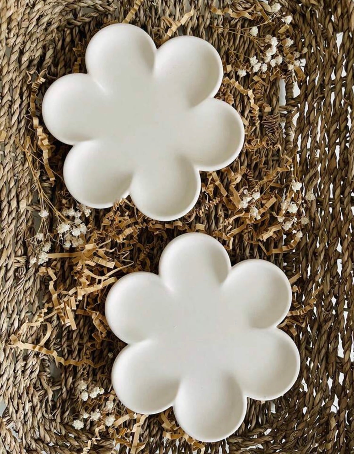 Two white daisy-shaped plaster dishes