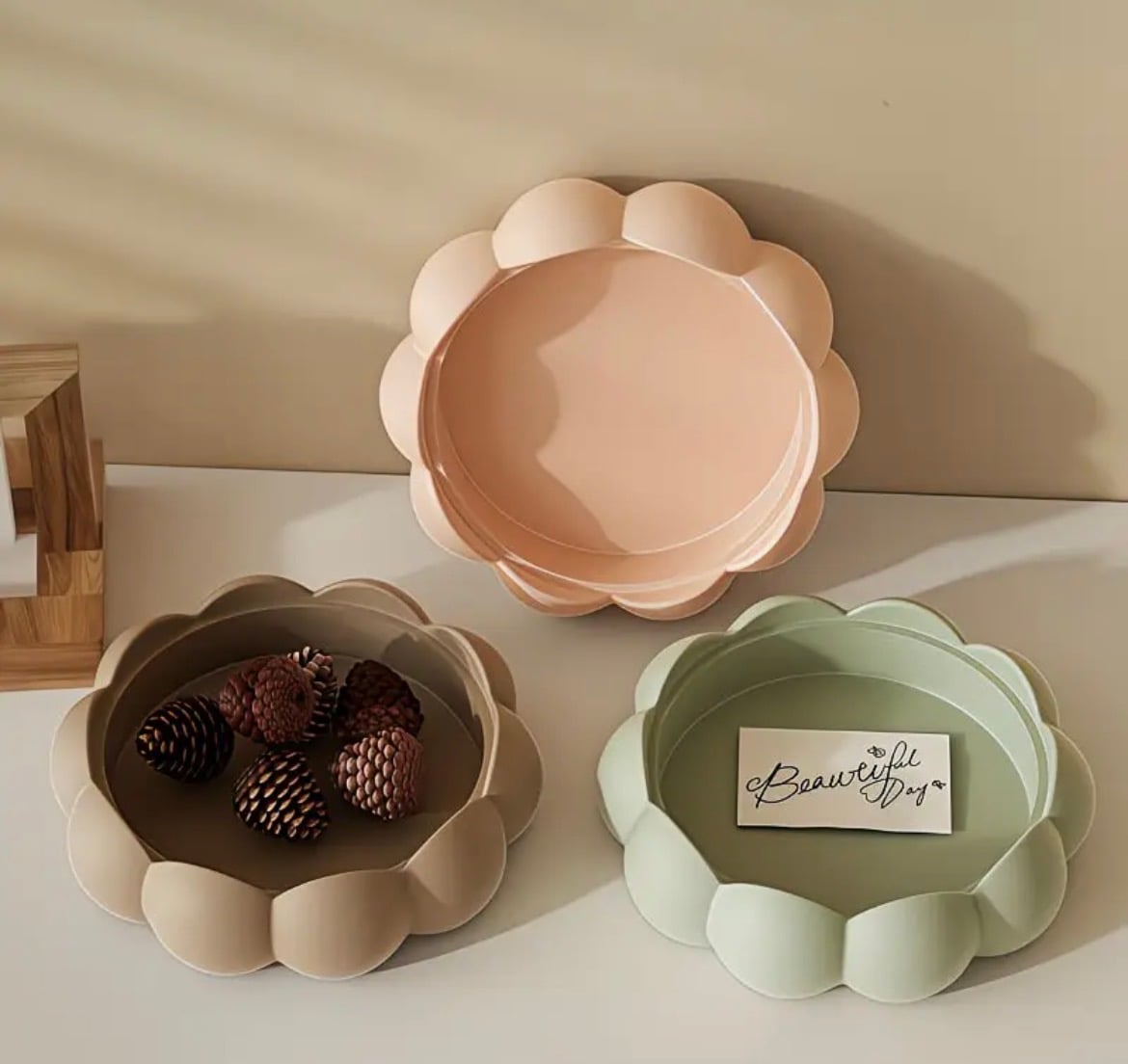 Scalloped flower-edge plaster trays in three tones