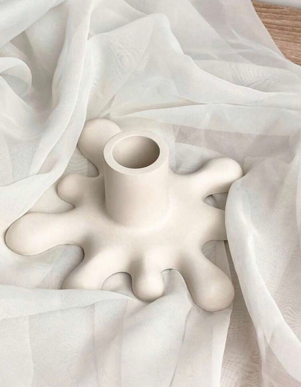 Splash-shaped plaster taper candle holder