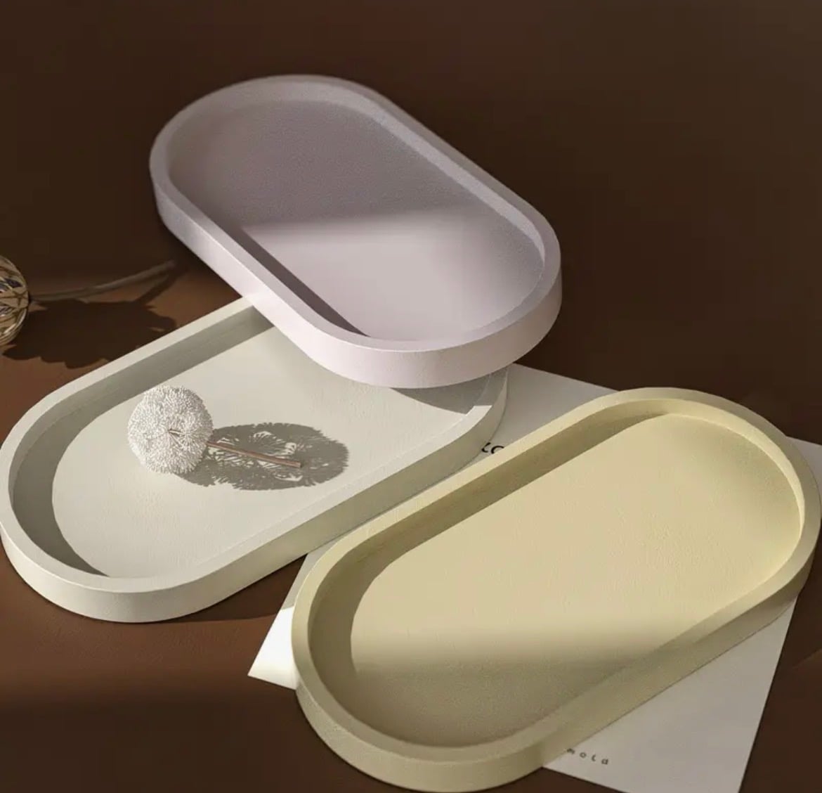 Smooth oval plaster tray with a raised rim