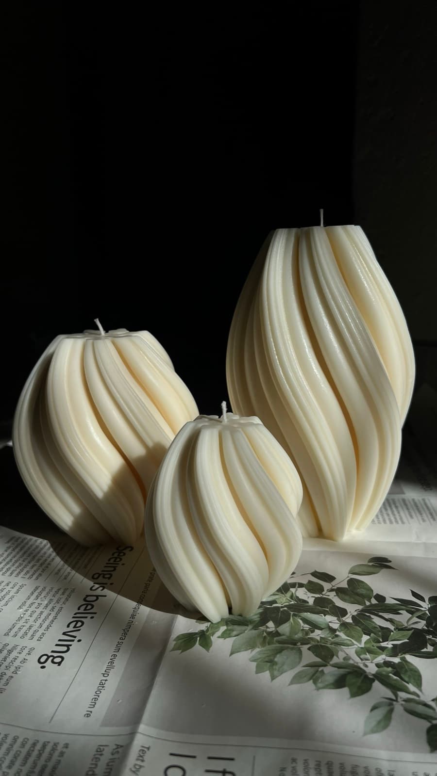 The Swirl gift set: Swirl Bulb candle with an eco resin Cloud Tray